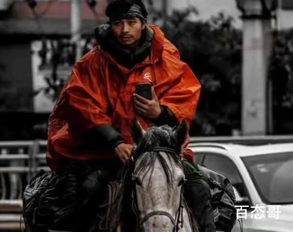 重庆小伙骑马从新疆返乡过年 乐晓雲自我心历历程