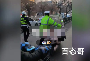 辅警查违章现场扫码收费?官方回应  支持打黑扫恶支持严查
