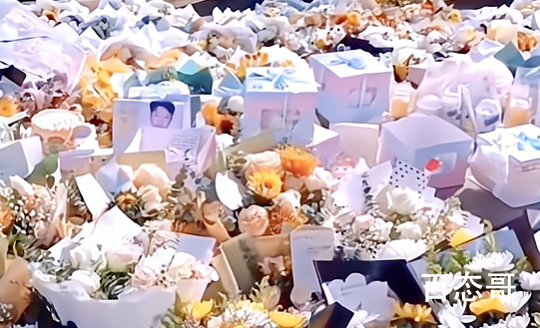 刘学州事发海边堆满鲜花和甜品 支持关闭所有网络暴力！
