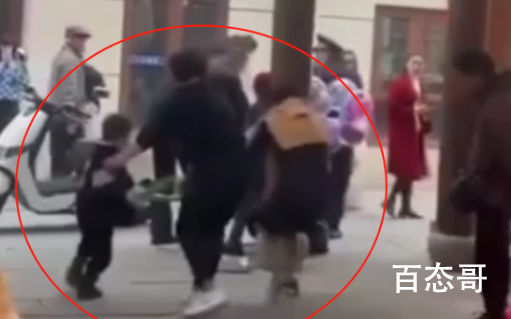 哄抢摊贩散落玩具两女子认错道歉 背后的真相让人震惊！