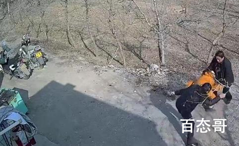 拿不出彩礼女友被拖走?警方回应 莫让恶俗与铜臭脏了亲情与爱情！