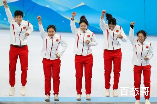 中国短道速滑姑娘们跳上领奖台 五个人四个人的名字带雨是为什么？