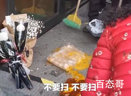 重庆涉事星巴克门店被送白花扔鸡蛋 但愿热度过后不会看到门口排队现象