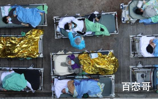 香港医院爆满 患者露天盖铝纸候诊 支缓香港的医务小姐姐要按要求做防护保护好自己