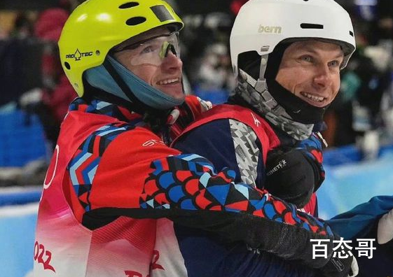 闭幕式短片最后一幕:俄乌选手相拥 愿世界永远和平