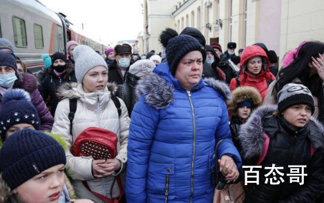 基辅火车站挤满逃离乌克兰的民众 乌克兰东部城市顿涅茨克发生爆炸