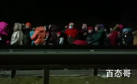 波乌边境难民彻夜排队等待过境 打仗最受伤的永远都是平民老百姓