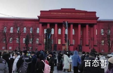 第一批撤离的中国留学生顺利通关 中国留学生晚上终于可以睡个安心觉了