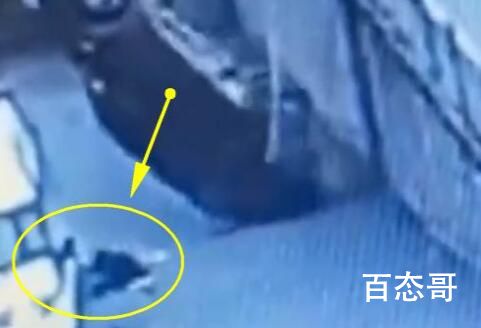 战火中母亲用身体挡住孩子 女子本弱为母则刚