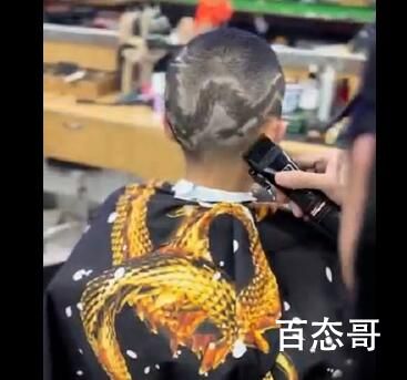 理发师在顾客头上剃出一条龙 背后的真相让人震惊！