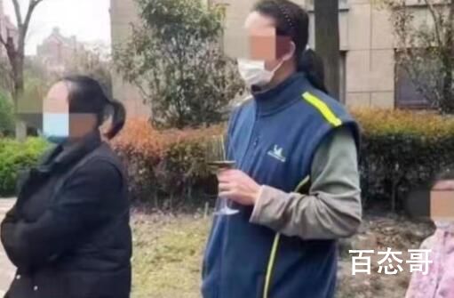 上海大叔举着红酒杯排队做核酸  不是核酸检测前半小时不能饮食么？