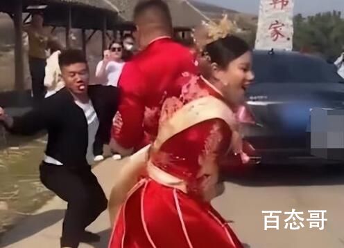 新娘持棍霸气护夫打退婚闹者 婚闹必须从历史上消失