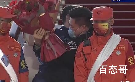 翟志刚温馨抚摸儿子脸颊 向航天英雄们致敬感谢你们的付出