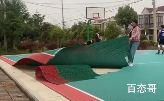 女子嫌噪音影响孩子学习手撕篮球场 所以为什么国足男篮发展不起来