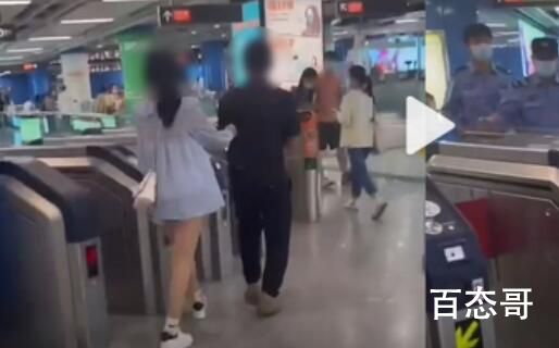 女子下地铁遭咸猪手当场擒住对方 这个男的应该带去警察局好好教育并记录