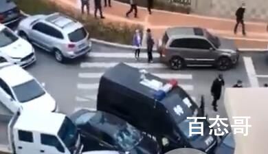 女子驾车撞死母亲逃逸被警车逼停 父母控制欲太强了