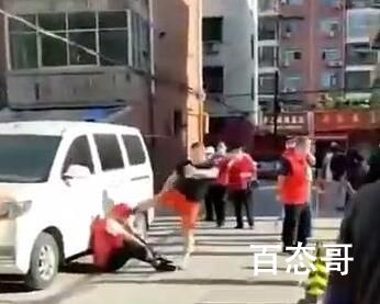 男子脚踢志愿者头部 警方:立案严处看纹身就知道不是一般人
