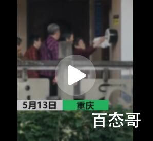 大妈们公厕外排队狂抽厕纸 这利索的手脚可以上流水线干活