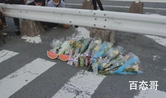 安倍遇刺现场民众前往送花与西瓜 愿安倍晋三一路走好凶手被绳之以法！