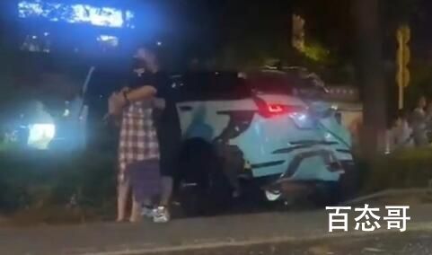 路虎遭追尾报废 司机望车痛哭 被吓到了能理解