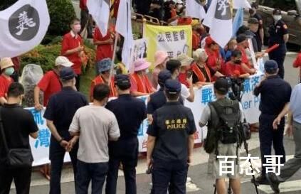 台湾上百人举牌抗议佩洛西窜台 背后的真相让人无语