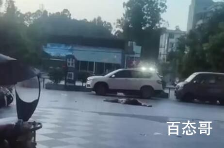 疑女子跳楼砸中路人:2具遗体被拉走 被砸中的人该找谁去赔偿？