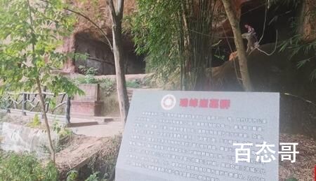 村民在墓穴躺坐一排乘凉:人多不怕 只要不破坏躺平纳凉是没问题的