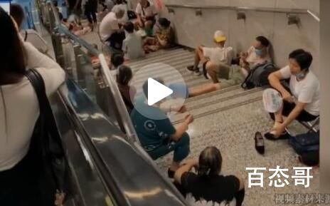 重庆高温 地铁楼梯上长满了人 这也是为节约能源做贡献