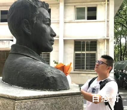 31岁研究生报到后与父亲雕像合影 到底是怎么回事？