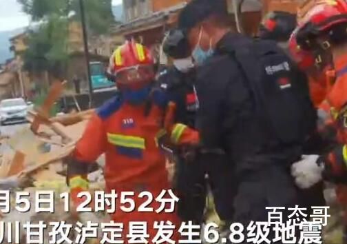 巨石拦断公路 消防员爬悬崖抵震中 愿平安救援力量辛苦了