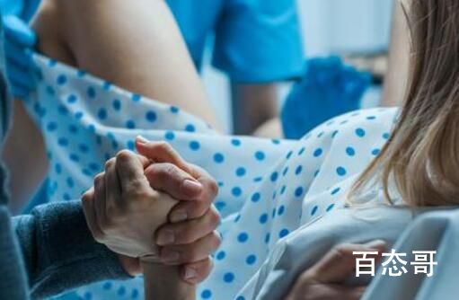印医生剖腹产时见胎儿不成熟又缝上 万幸孩子没事不幸是妈妈太倒霉