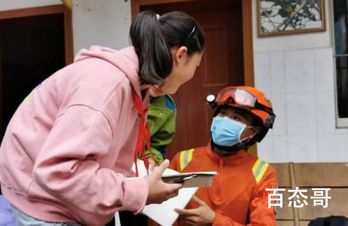 震区孩子们追着消防员要签名 提高了消防员的荣誉感