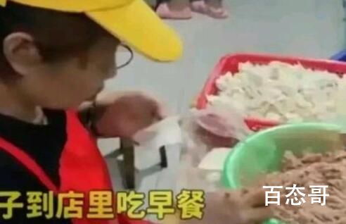 餐馆女员工边抽烟边包馄饨 谨以此献给喜欢点外卖的小伙伴