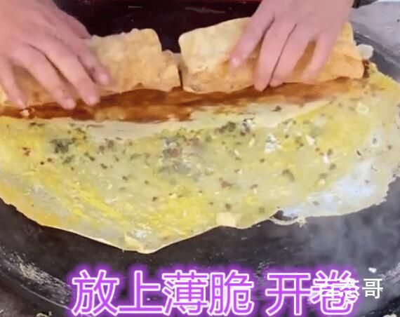 大妈做煎饼果子10年手法生疏 大妈说的你信了吗