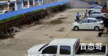汽车被5名小孩蹦跳踩踏多处受损 到底是什么情况