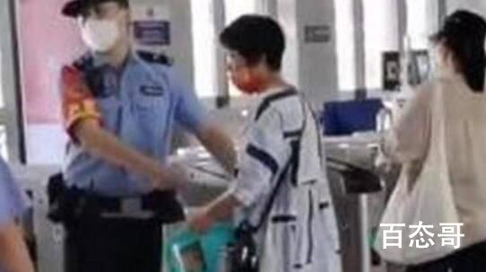 大妈带活鱼坐高铁被阻当场摔死鱼 活物都是不能上高铁的