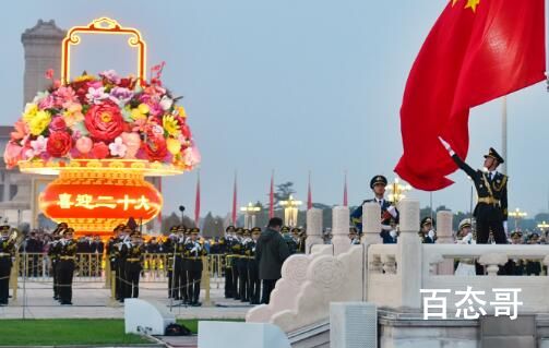天安门广场国庆升旗仪式 共同见证着五星红旗冉冉升起的庄严时刻