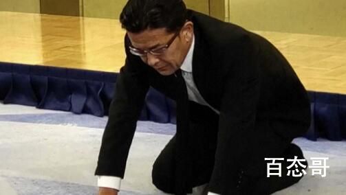 日本一赛事主办方下跪15秒道歉 鞠躬解决不了那就下跪吧