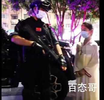 特警捂枪口与女孩合影 细节直接拉满