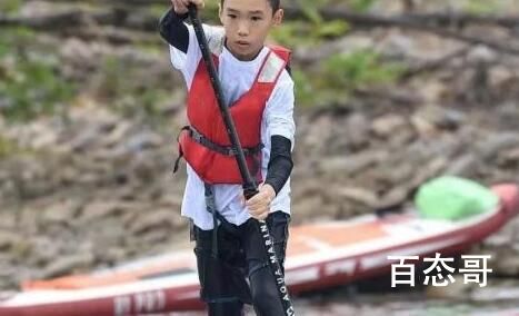 12岁男孩划桨板救回2名落水者 背后的真相让人惊讶