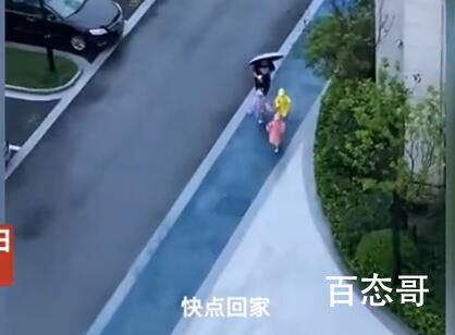 爸爸拿喇叭追三胞胎回家吃饭 现场画面太有爱了