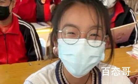 初二女生被高年级男生认亲叫小姨  这笑话讲的真开心尽每天紧张的学习气氛一下就放松了