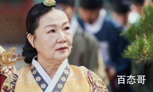 《王后伞下》大妃给妃子们书籍是怎么回事？