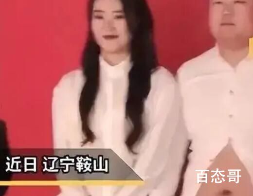 男子穿“露脐衫”拍结婚证登记照 女的能露肚脐男的也可以露嘛