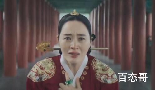 《王后伞下》女主看到了儿子在屋子做什么