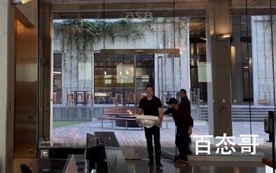 马斯克抱水槽“入主”推特总部 这点事儿亲力亲为这是一种精神