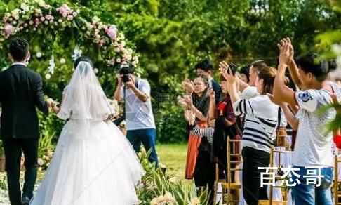 女子参加朋友婚礼在猪圈吃席 亲朋好友都没有意见？