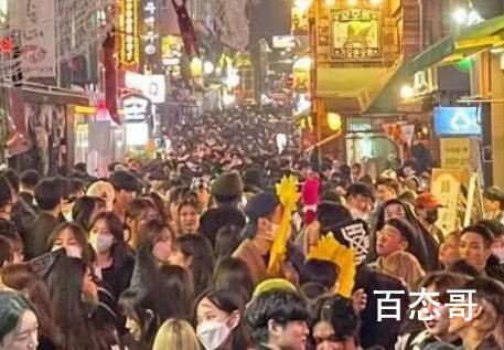 韩踩踏现场:一侧救护车一侧仍蹦迪 现场画面让人无奈