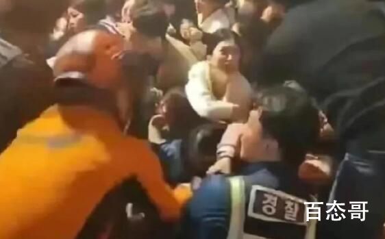 踩踏事故幸存者用拳头撑开缝呼吸 现场画面让人恐怖如斯