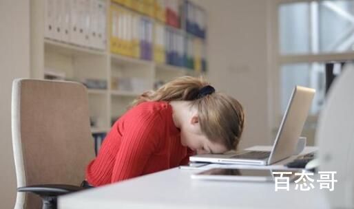 女生收集1年掉发绑成5厘米粗马尾 这头发还绑得真漂亮算是细心的发现和加工收藏了